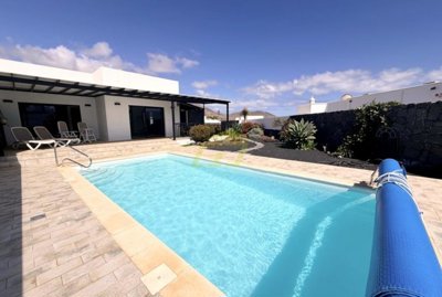 Beautifully presented villa with stunning mountain views in Playa Blanca