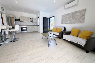 Beautifully presented villa with stunning mountain views in Playa Blanca