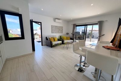 Beautifully presented villa with stunning mountain views in Playa Blanca