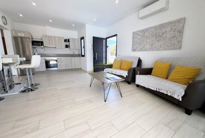 Beautifully presented villa with stunning mountain views in Playa Blanca