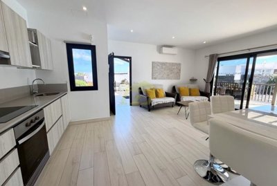 Beautifully presented villa with stunning mountain views in Playa Blanca