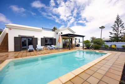 Immaculate fully detached 2 bedroom villa with heated pool in Playa Blanca