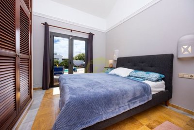 Immaculate fully detached 2 bedroom villa with heated pool in Playa Blanca