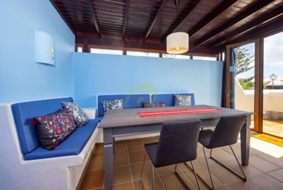 Immaculate fully detached 2 bedroom villa with heated pool in Playa Blanca