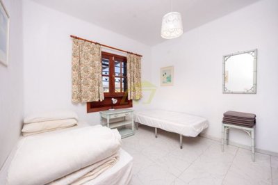 Spacious Family Home in Central Tias Location