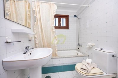 Spacious Family Home in Central Tias Location