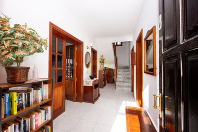 Spacious Family Home in Central Tias Location