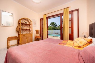 Spacious Family Home in Central Tias Location