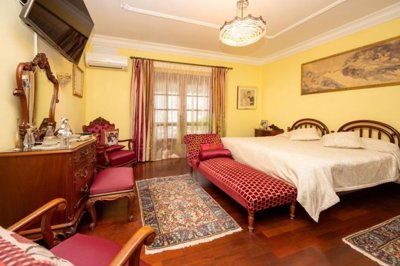 Luxury 5 bed villa with external apartment and private pool in El Cable