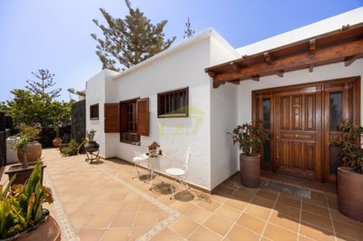 Luxury 5 bed villa with external apartment and private pool in El Cable