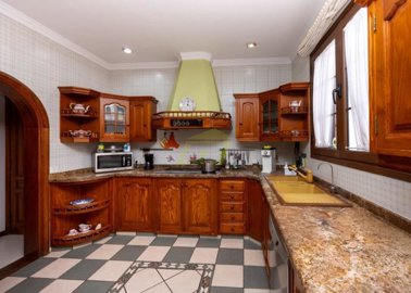 Luxury 5 bed villa with external apartment and private pool in El Cable