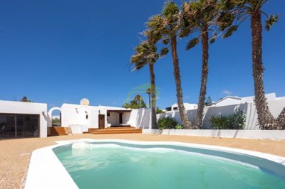 Charming canarian villa with sensational outdoor pool area in Guime