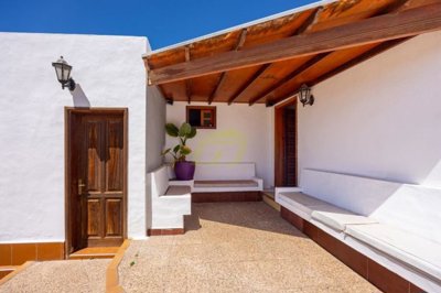 Charming canarian villa with sensational outdoor pool area in Guime