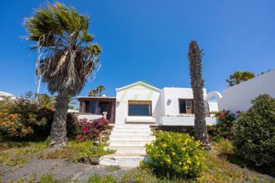 Charming canarian villa with sensational outdoor pool area in Guime