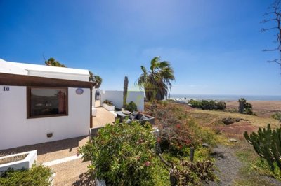 Charming canarian villa with sensational outdoor pool area in Guime