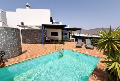 Fantastic 4 bedroom villa with sea views in Playa Blanca