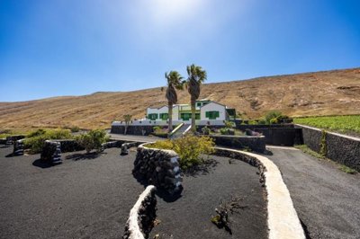 4 bedroom rural property with annex, garage, and 7,987 m² of land in a peaceful setting