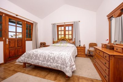 4 bedroom rural property with annex, garage, and 7,987 m² of land in a peaceful setting