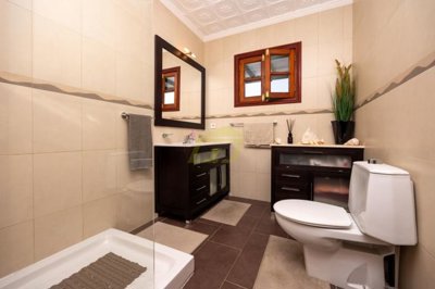 4 bedroom rural property with annex, garage, and 7,987 m² of land in a peaceful setting