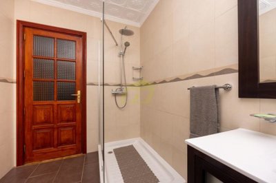 4 bedroom rural property with annex, garage, and 7,987 m² of land in a peaceful setting