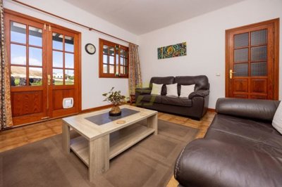 4 bedroom rural property with annex, garage, and 7,987 m² of land in a peaceful setting