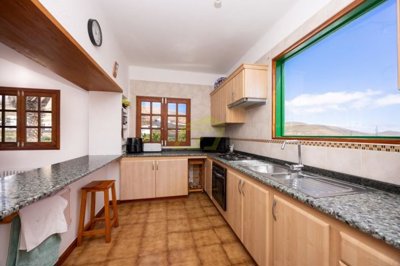 4 bedroom rural property with annex, garage, and 7,987 m² of land in a peaceful setting