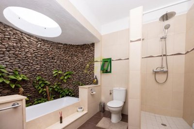 4 bedroom rural property with annex, garage, and 7,987 m² of land in a peaceful setting