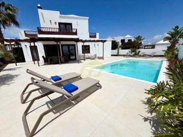 Fantastic 3 bedroom villa with mountain views in Playa Blanca