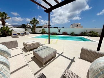 Fantastic 3 bedroom villa with mountain views in Playa Blanca