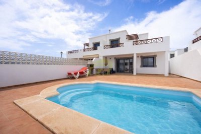 3 bedroom 3 bathroom villa with private pool and close to the beach.