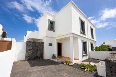 3 bedroom 3 bathroom villa with private pool and close to the beach.