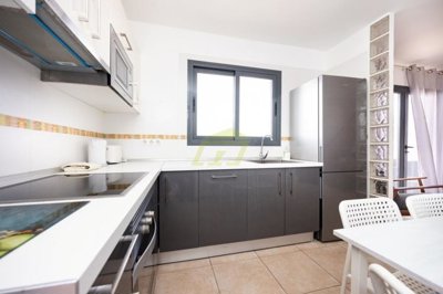 3 bedroom 3 bathroom villa with private pool and close to the beach.