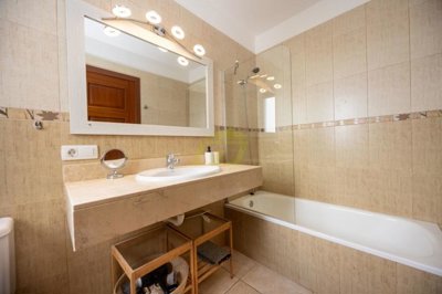 3 bedroom 3 bathroom villa with private pool and close to the beach.