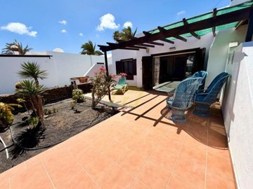 Fantastic 2 bedroom Bungalow moments away from the promenade in Playa Blanca