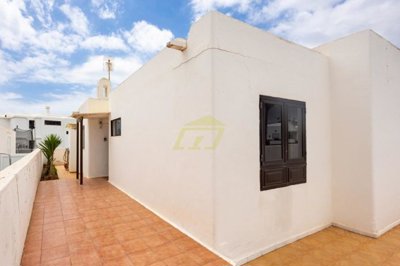 Detached 2 bedroom bungalow with sea views and private garden