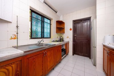 Detached 2 bedroom bungalow with sea views and private garden