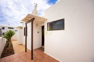 Detached 2 bedroom bungalow with sea views and private garden