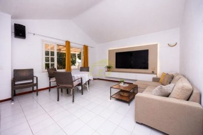 Detached 2 bedroom bungalow with sea views and private garden