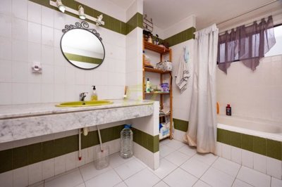 Detached 2 bedroom bungalow with sea views and private garden
