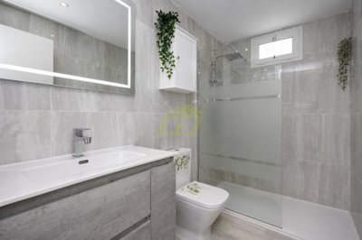 Immaculate apartment overlooking pool in private complex