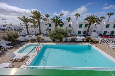 Immaculate 1 bedroom apartment with communal pool