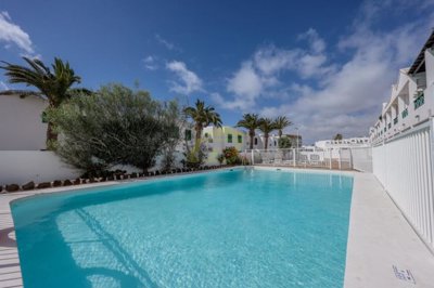 Immaculate 1 bedroom apartment with communal pool