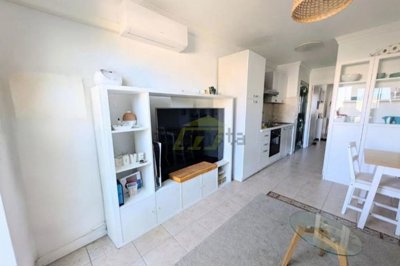 Immaculate 1 bedroom apartment with communal pool