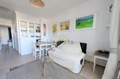 Immaculate 1 bedroom apartment with communal pool