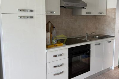 Immaculate 1 bedroom apartment with communal pool
