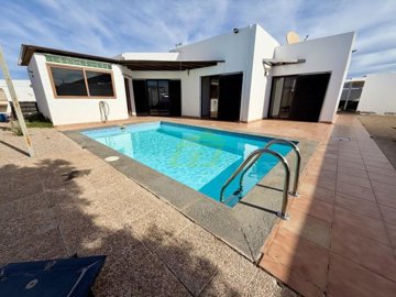 Detached 3-Bedroom villa with private pool and large plot