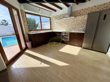 Detached 3-Bedroom villa with private pool and large plot