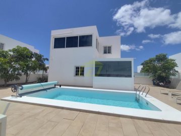 Spacious 4-Bedroom Corner Villa within walking distance to Marina Rubicón
