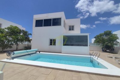 Spacious 4-Bedroom Corner Villa within walking distance to Marina Rubicón