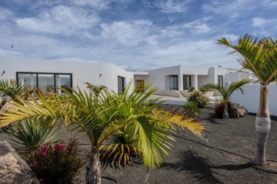 A breathtakingly designed detached property with immaculate features throughout
